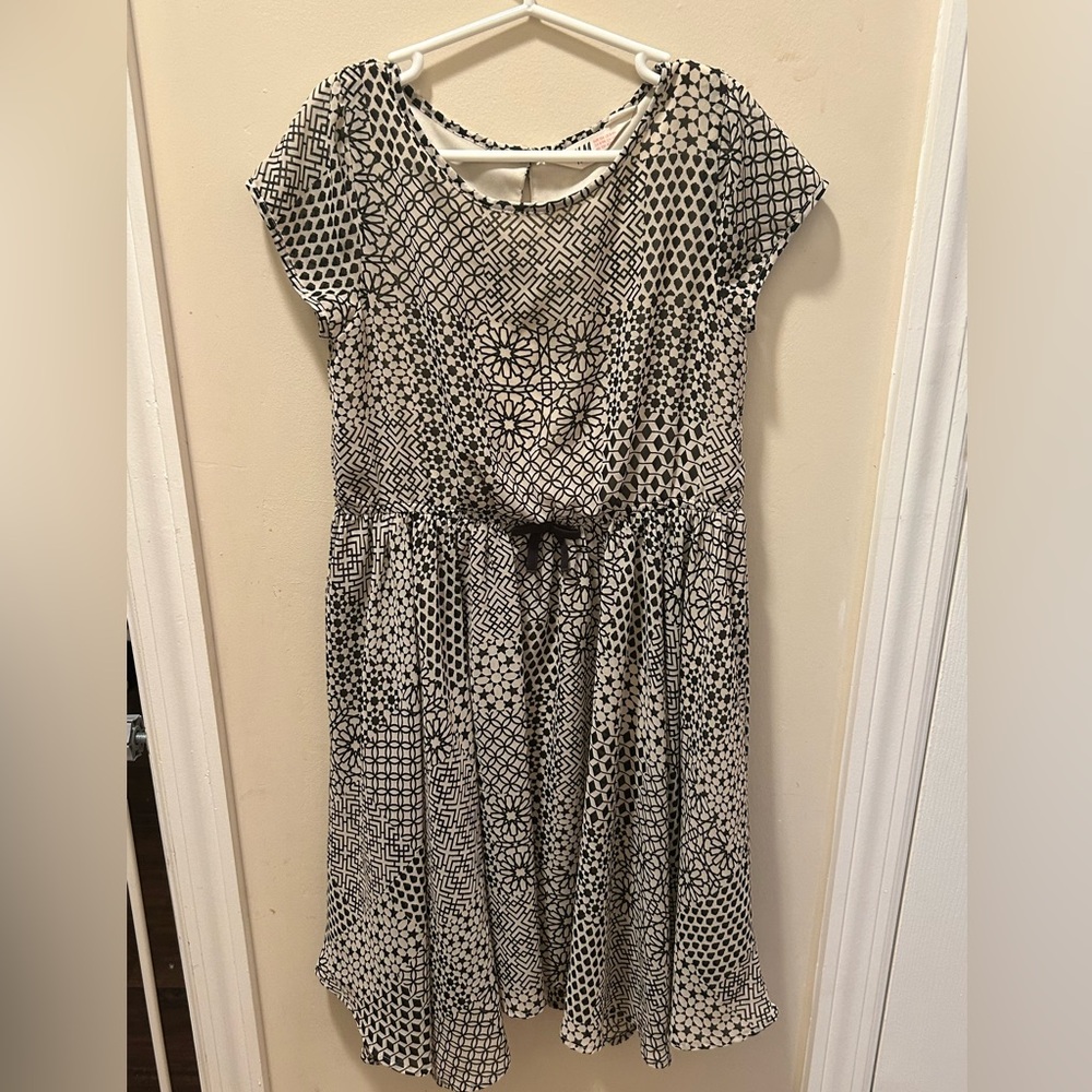 H&M Girls Size 8-9 Black & White Geometric Print Short Sleeve Knee Length Dress